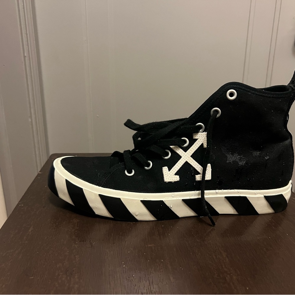 Barely worn Off-White canvas size 11